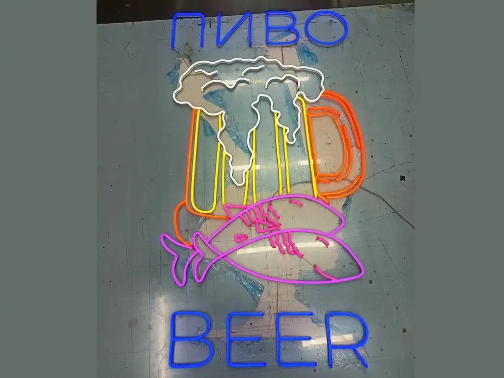 неоновая вывеска пиво и рыба