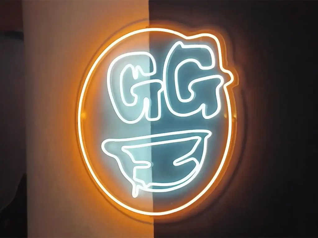 неоновая вывеска: смайлик игрового клуба gg