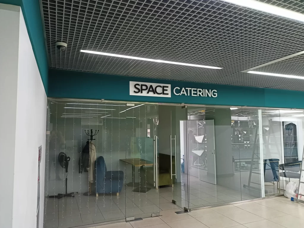 вывеска из пвх 20мм с псевдо объёмными буквами на дистанционных держателях "space_catering"