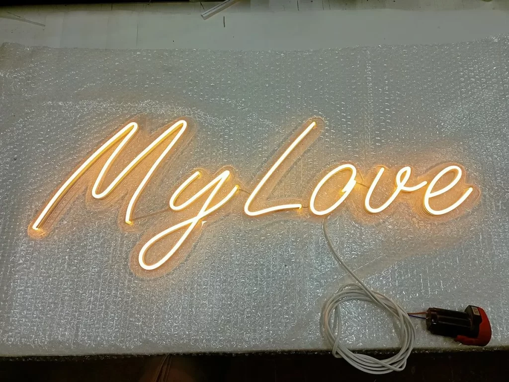 Неоновая вывеска "My Love"